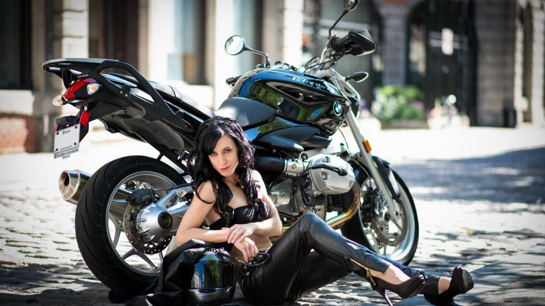 European women on bikes in Lianyungang