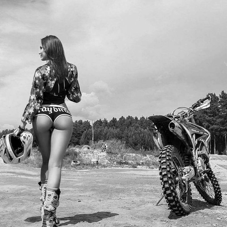 Beautiful girls and motorcycles in Lianyungang