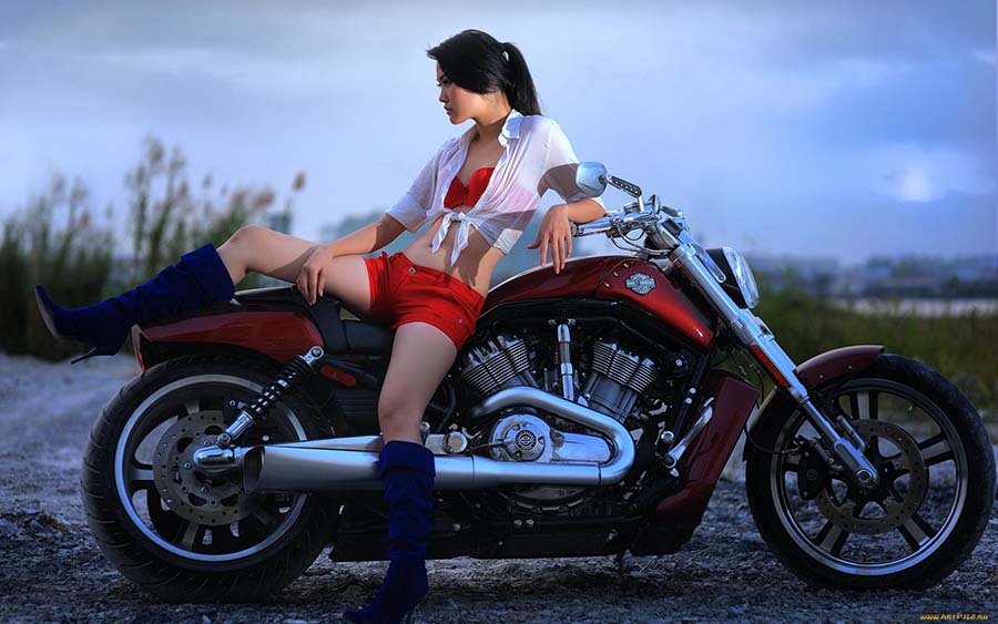 Beautiful girls and motorcycles in Lianyungang