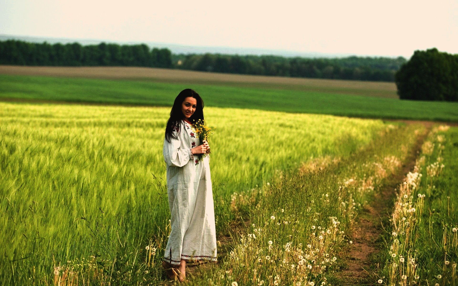 Women in Slavic costumes in Lianyungang