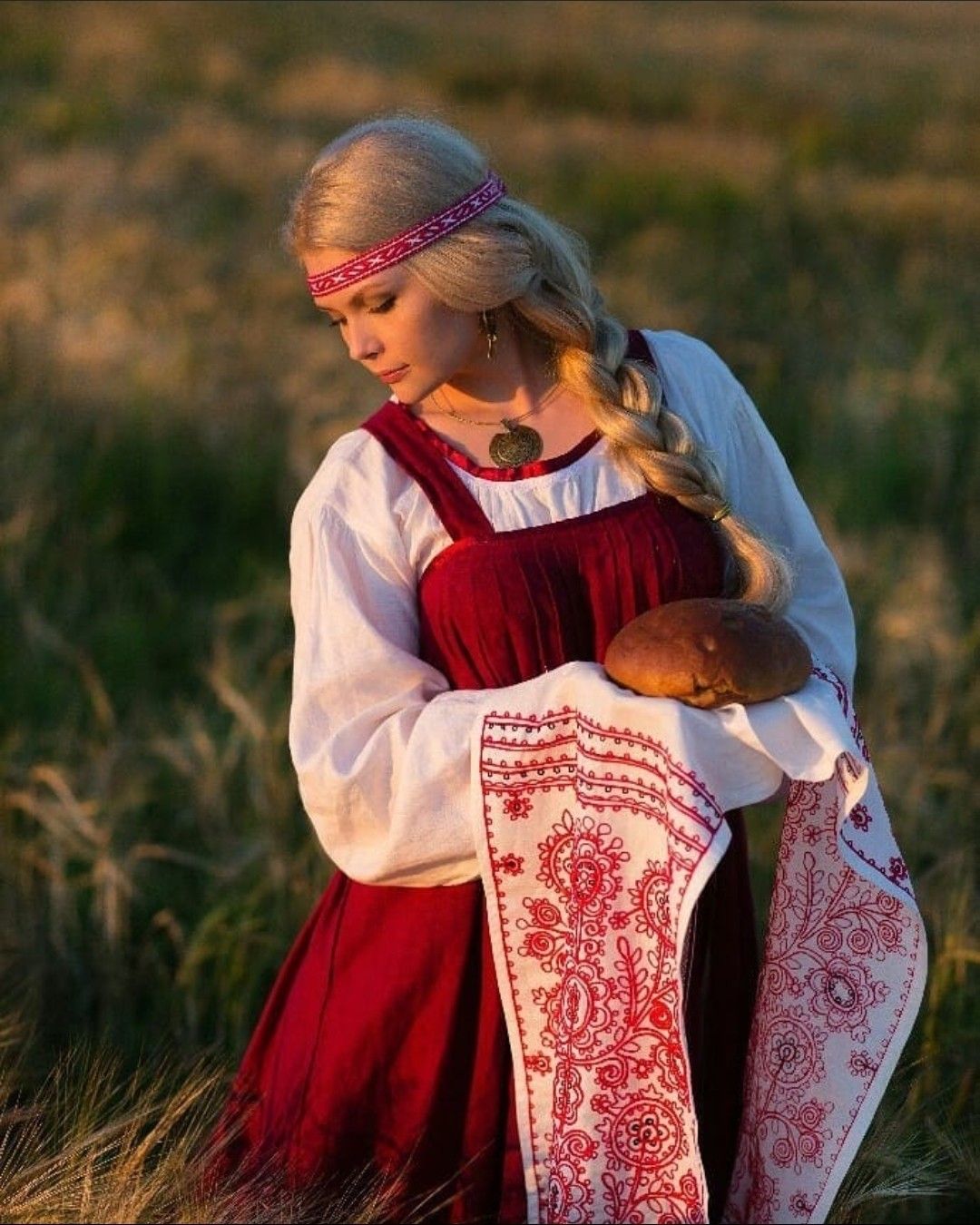 Girls in Slavic costumes in Lianyungang