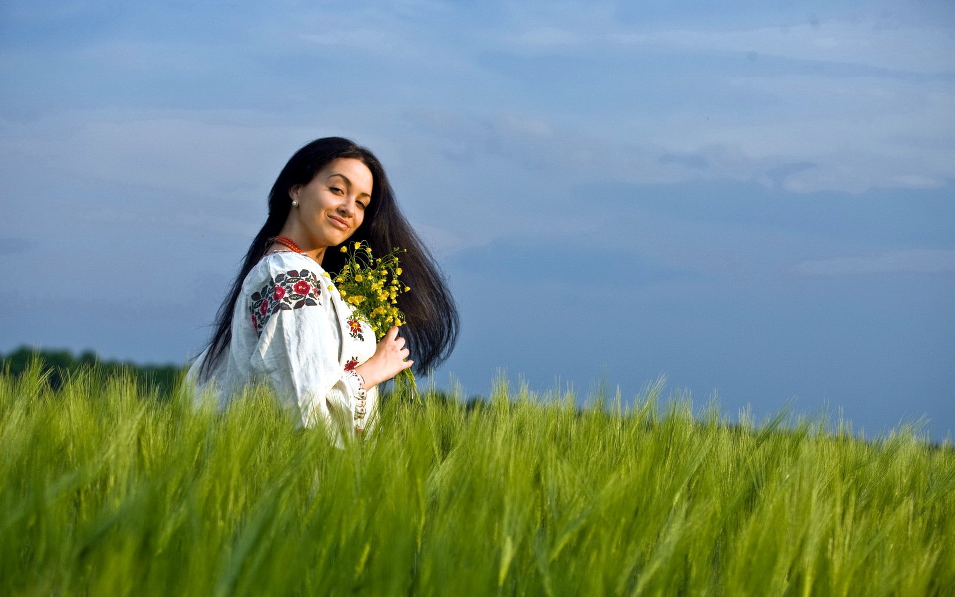 Girls in Slavic costumes in Lianyungang