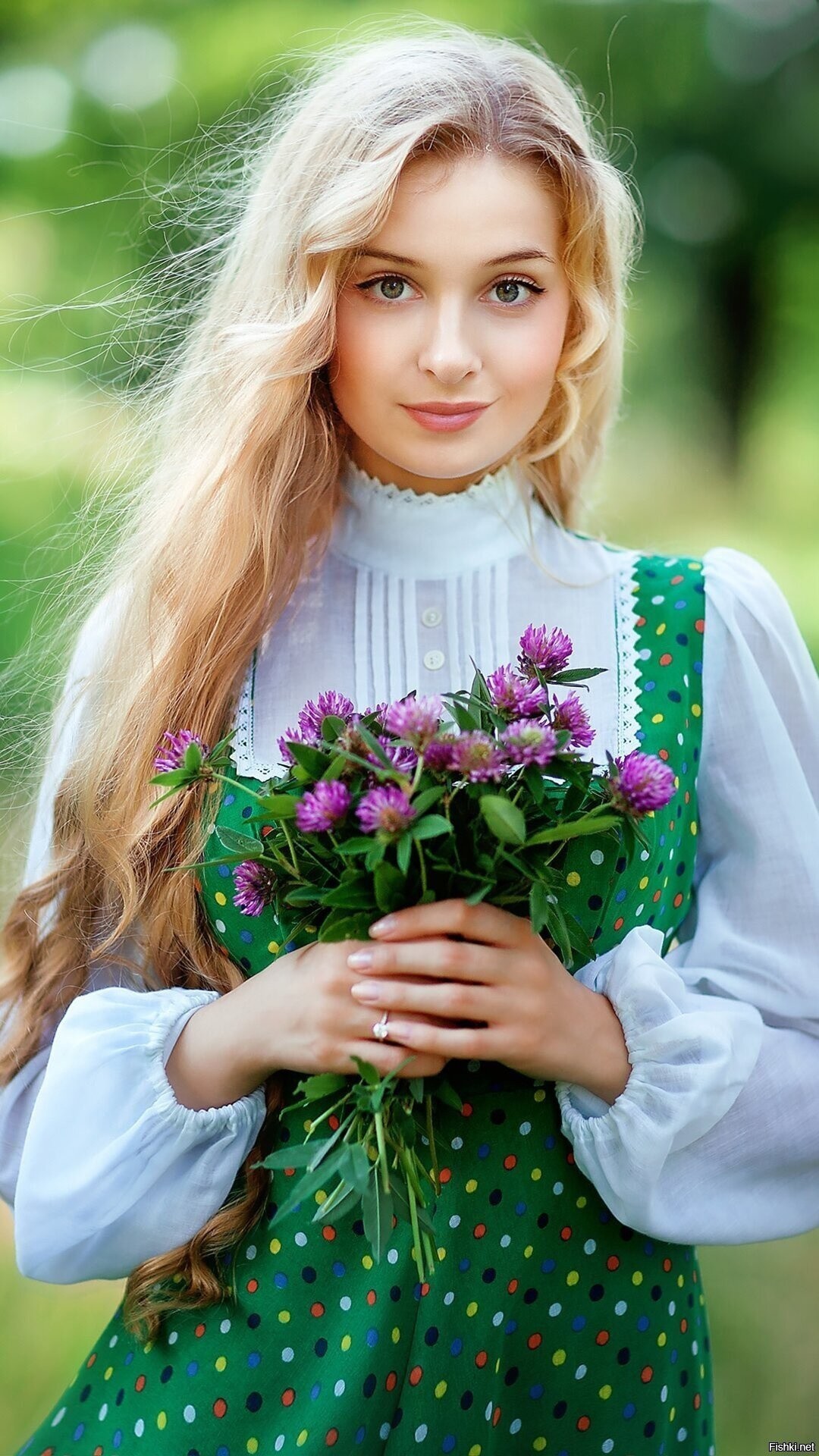 Girls in Slavic costumes in Lianyungang